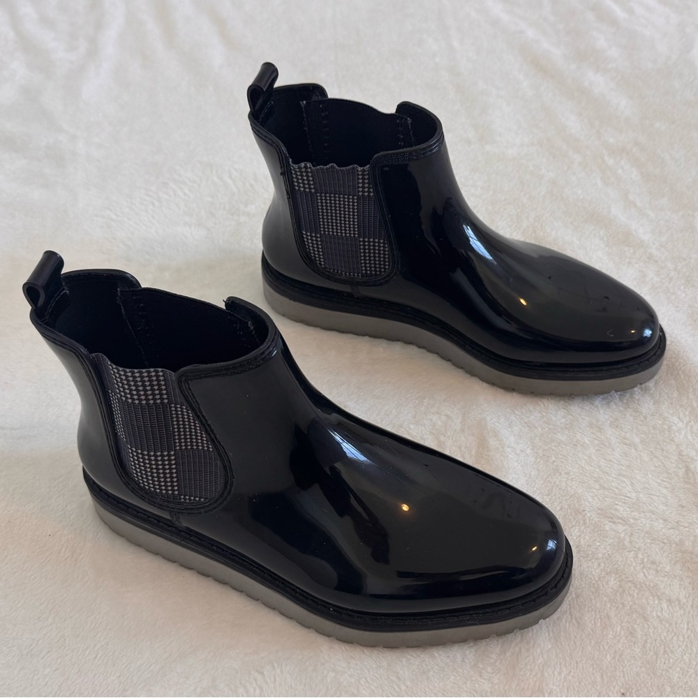 Storm by Cougar Size 7 Black, Short Rain Boots.  Side elastic in black & white.